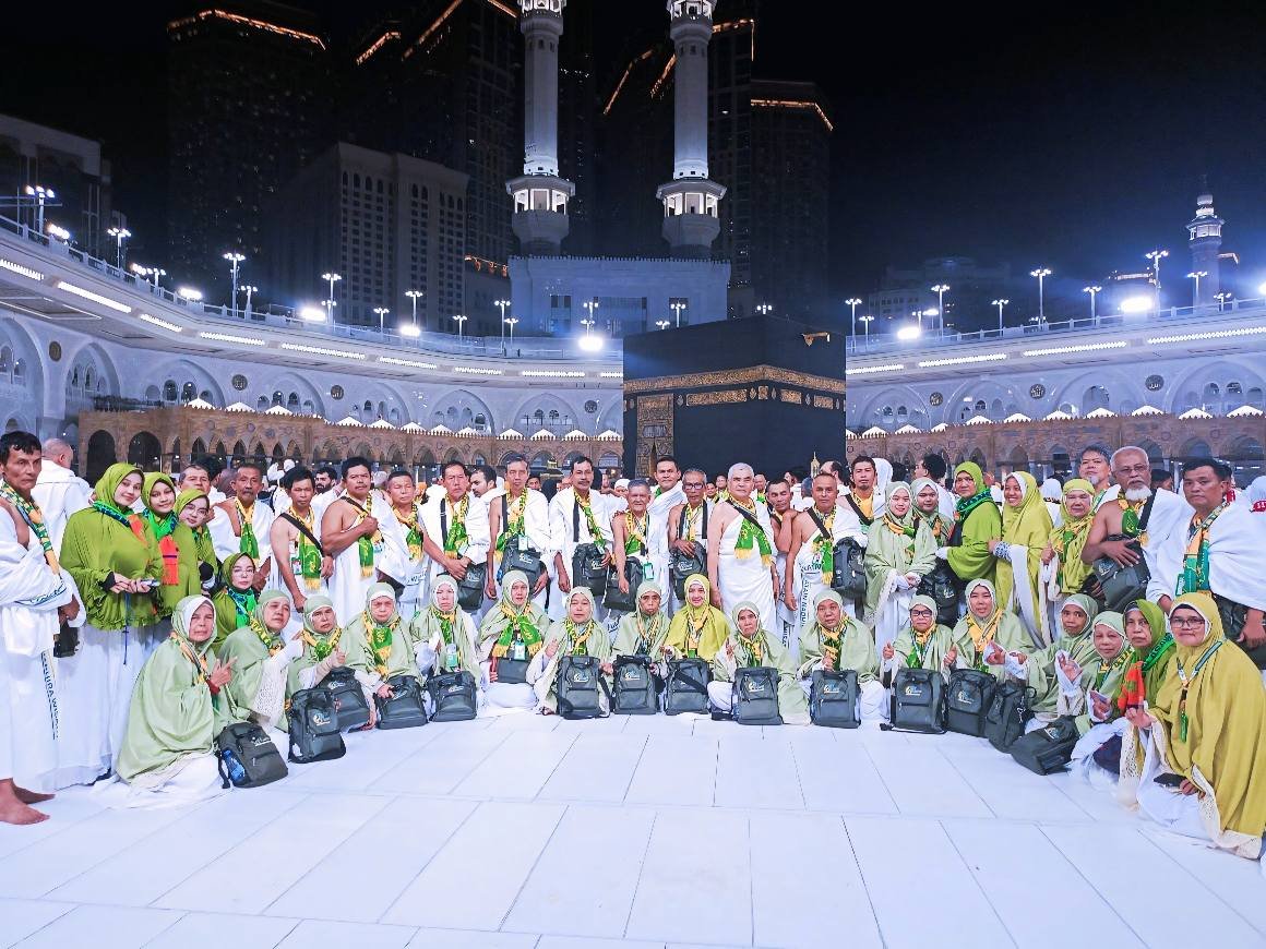 MOMENT KEBERSAMAAN JAMAAH DI DEPAN KA'BAH